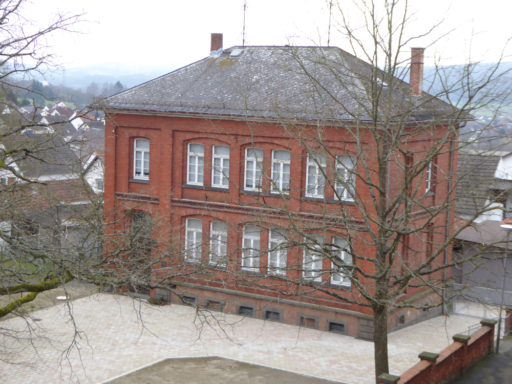 Heimatmuseum Rote Schule und Peter Kurzeck
                       Platz in Staufenberg